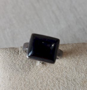 Ancienne bague décor pierre noire, en argent massif ^