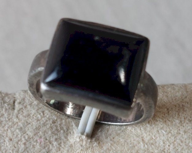 Ancienne bague décor pierre noire, en argent massif ^