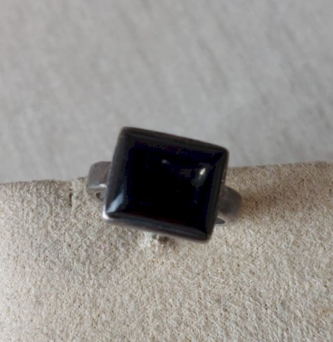 Ancienne bague décor pierre noire, en argent massif ^
