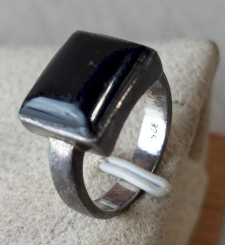 Ancienne bague décor pierre noire, en argent massif ^