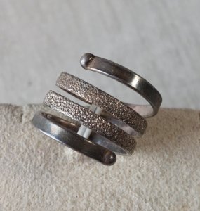 Ancienne bague décor spirale, en argent massif ^