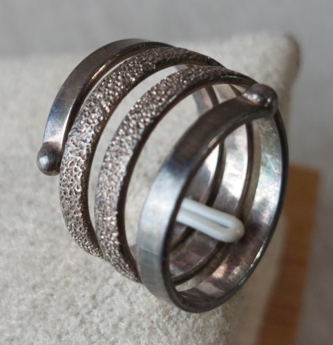Ancienne bague décor spirale, en argent massif ^