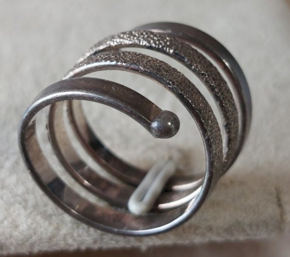 Ancienne bague décor spirale, en argent massif ^