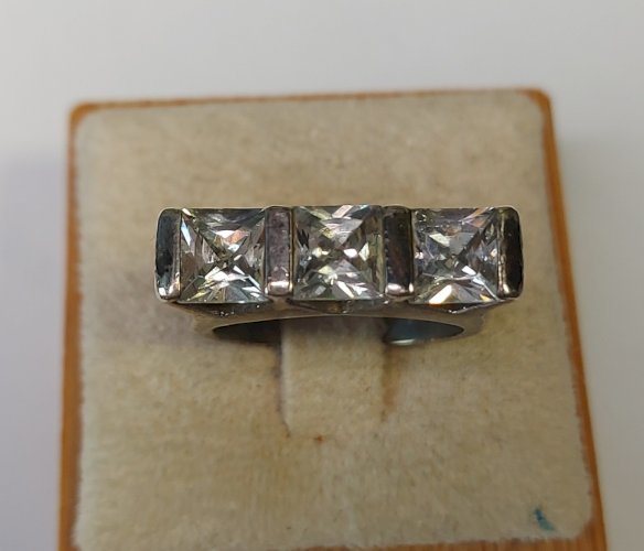 Ancienne bague, décor strass / zircon, en argent massif