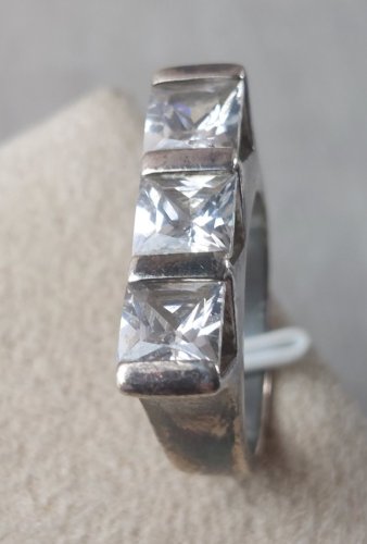 Ancienne bague, décor strass / zircon, en argent massif