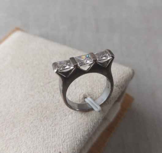 Ancienne bague, décor strass / zircon, en argent massif