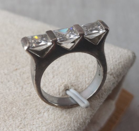 Ancienne bague, décor strass / zircon, en argent massif