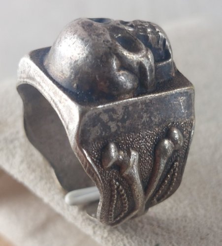 Ancienne bague, décor tête de mort / Biker, ajustable, en métal argenté ^