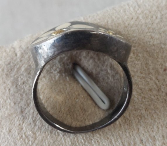 Ancienne bague, incrustation et argent massif