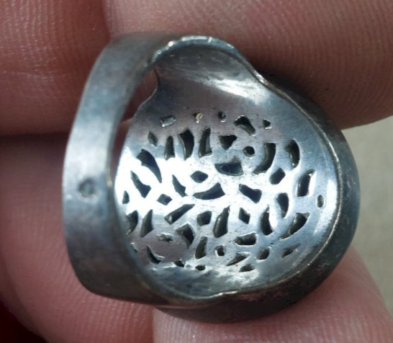 Ancienne bague, incrustation et argent massif