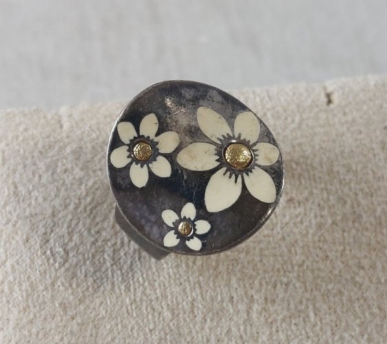 Ancienne bague, incrustation et argent massif