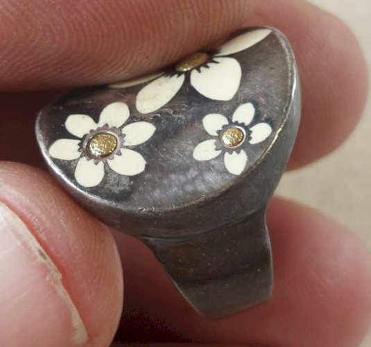 Ancienne bague, incrustation et argent massif