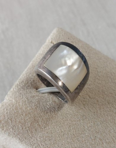 Ancienne bague, nacre et argent massif