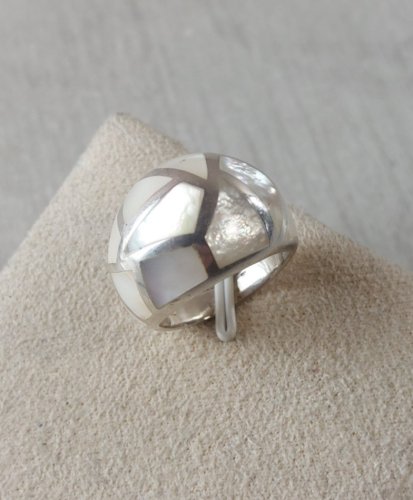 Ancienne bague, nacre et argent massif