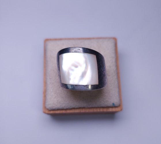 Ancienne bague, nacre et argent massif
