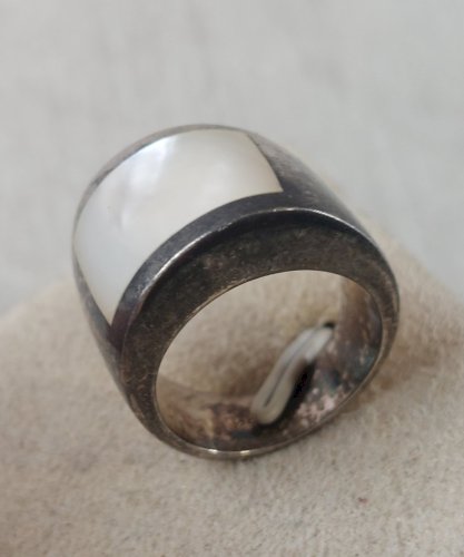 Ancienne bague, nacre et argent massif