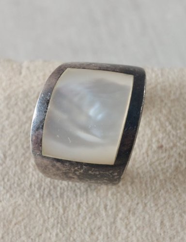 Ancienne bague, nacre et argent massif