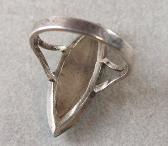 Ancienne bague, pierre turquoise, en argent massif