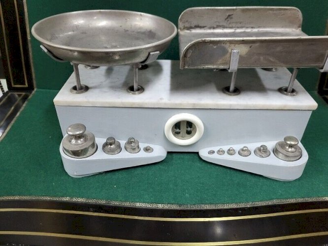 ANCIENNE BALANCE CINQUE CHILOG AVEC SES POIDS ET SES PLATEAUX