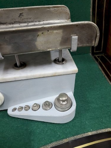 ANCIENNE BALANCE CINQUE CHILOG AVEC SES POIDS ET SES PLATEAUX
