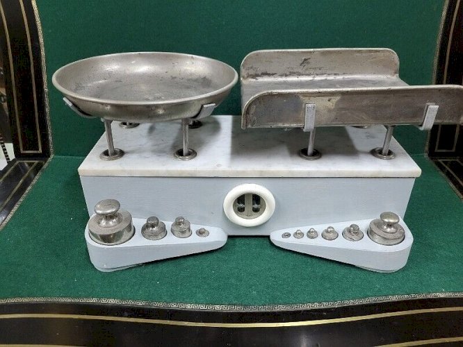 ANCIENNE BALANCE CINQUE CHILOG AVEC SES POIDS ET SES PLATEAUX