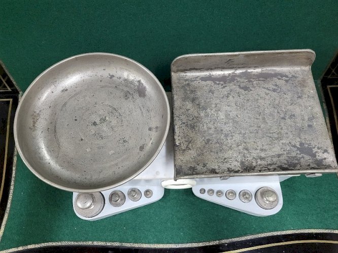 ANCIENNE BALANCE CINQUE CHILOG AVEC SES POIDS ET SES PLATEAUX