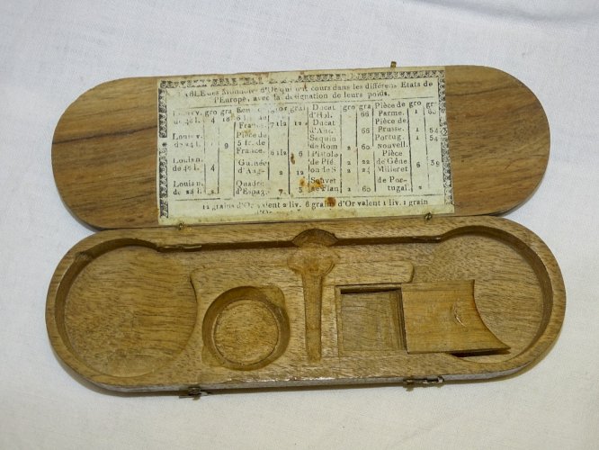 -ANCIENNE BALANCE de CHANGEUR XVIIIe dans sa boite PUR JUS de GRENIER COLLECTION