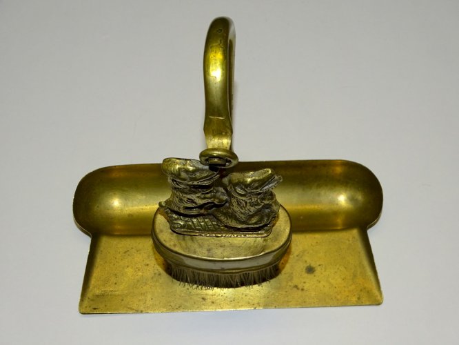 -ANCIENNE BALAYETTE de TABLE en LAITON SEALYHAMS avec 2 CHIENS déco Table   D