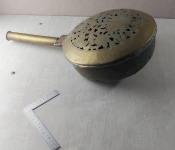 Ancienne bassinoire avec couvercle / chauffe lit, en laiton ajouré, décor panier