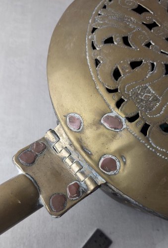 Ancienne bassinoire avec couvercle / chauffe lit, en laiton ajouré, décor panier