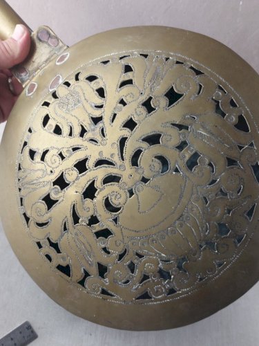 Ancienne bassinoire avec couvercle / chauffe lit, en laiton ajouré, décor panier