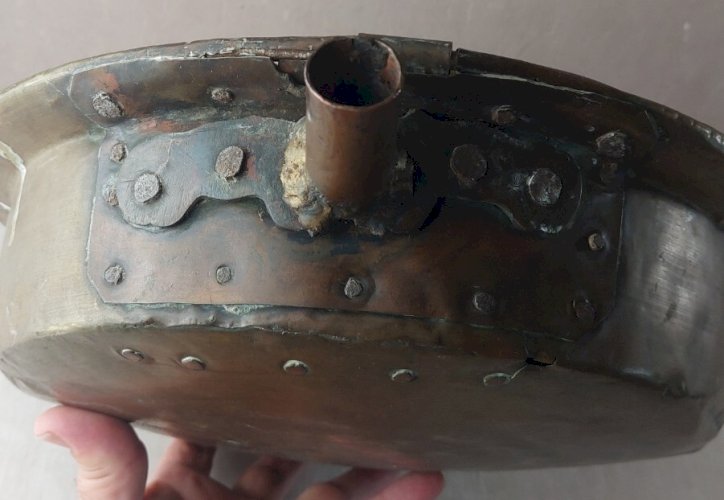Ancienne bassinoire avec couvercle / chauffe lit, en laiton ajouré, décor profil