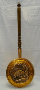 - ANCIENT DECORATIVE COPPER BASSINOIRE WITH A WILD BOAR AT THE CENTER, 20th CENTURY, D