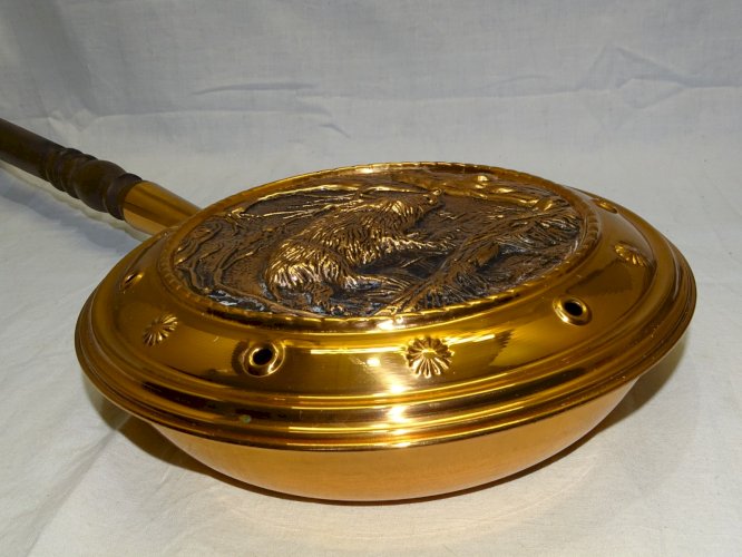 -ANCIENNE BASSINOIRE DECORATIVE EN CUIVRE UN SANGLIER AU CENTRE XXe déco   D