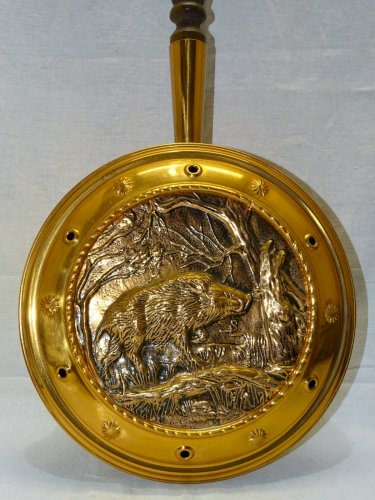 -ANCIENNE BASSINOIRE DECORATIVE EN CUIVRE UN SANGLIER AU CENTRE XXe déco   D