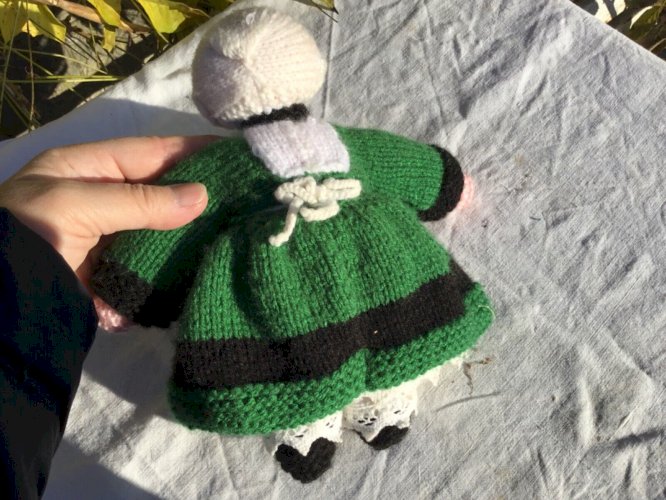 ANCIENNE BÉCASSINE EN LAINE TRICOTÉE MAIN DESSOUS EN BRODERIE ANGLAISE HT 22
