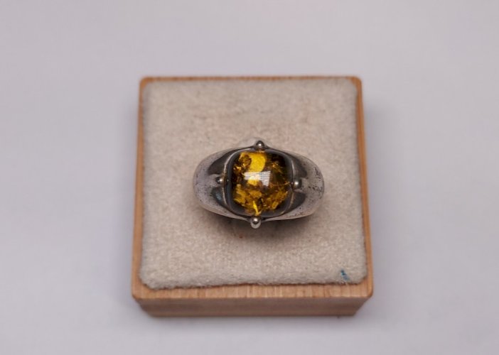 Ancienne belle bague, pierre ambre, en argent massif