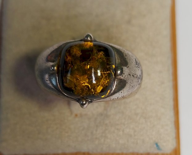 Ancienne belle bague, pierre ambre, en argent massif