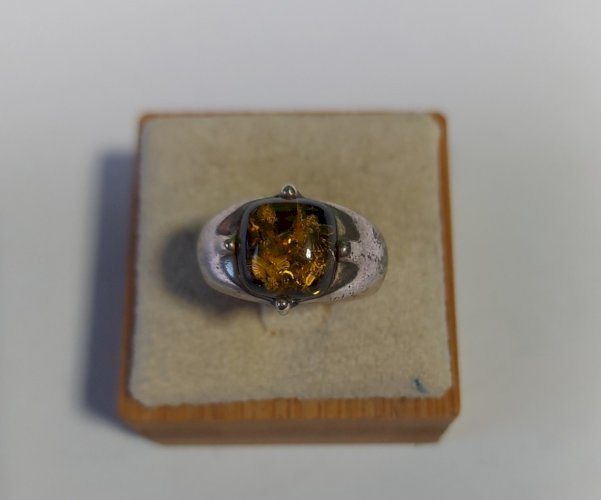 Ancienne belle bague, pierre ambre, en argent massif