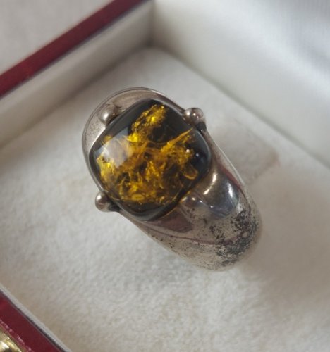 Ancienne belle bague, pierre ambre, en argent massif