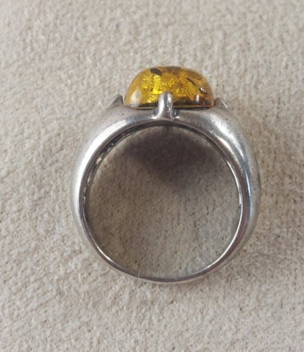 Ancienne belle bague, pierre ambre, en argent massif