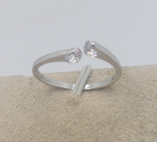 Ancienne belle bague, pierres zircon, en argent massif ^