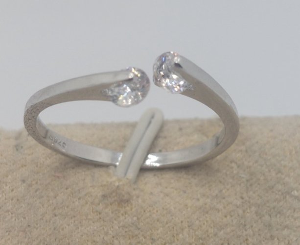 Ancienne belle bague, pierres zircon, en argent massif ^