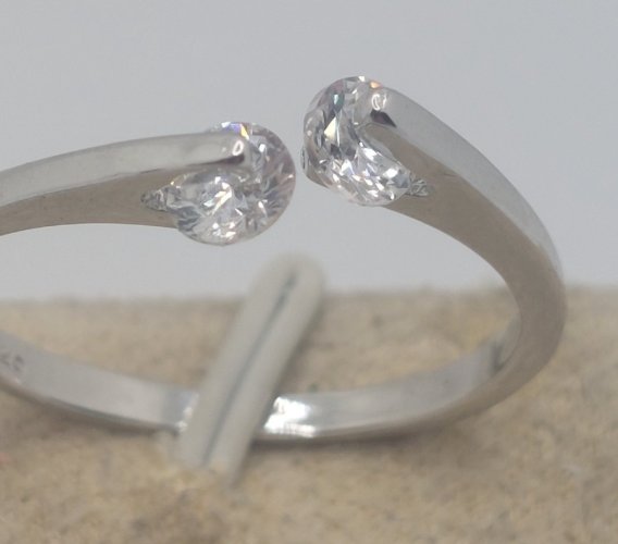Ancienne belle bague, pierres zircon, en argent massif ^