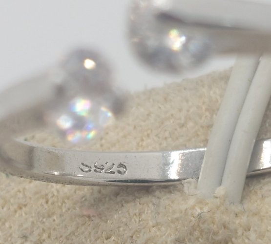 Ancienne belle bague, pierres zircon, en argent massif ^