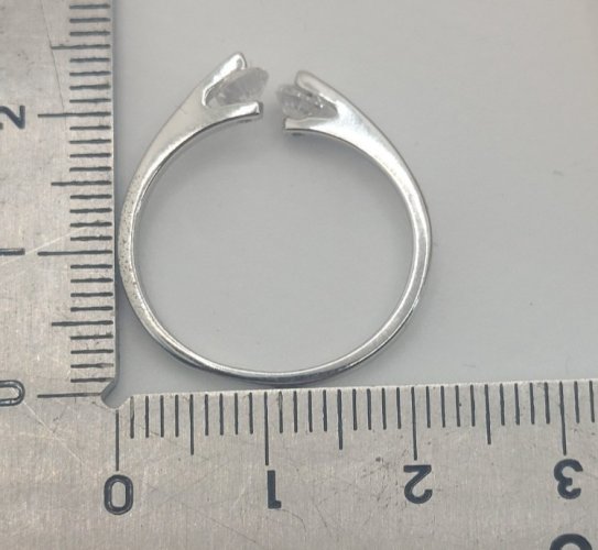 Ancienne belle bague, pierres zircon, en argent massif ^