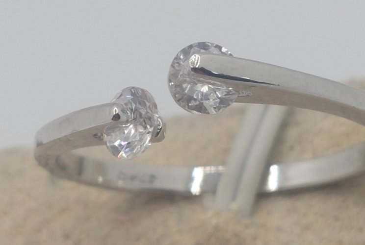 Ancienne belle bague, pierres zircon, en argent massif ^