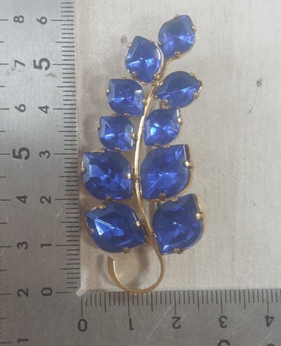 Ancienne belle broche, décor strass, en métal doré, vintage