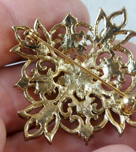 Ancienne belle broche, décor strass, en métal doré, vintage