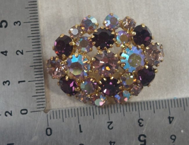 Ancienne belle broche, décor strass, en métal doré, vintage